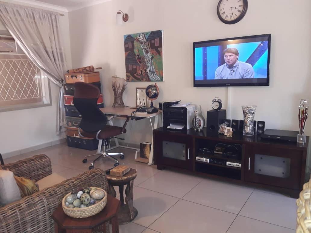 A New Earth Guest Lodge Francistown Esterno foto
